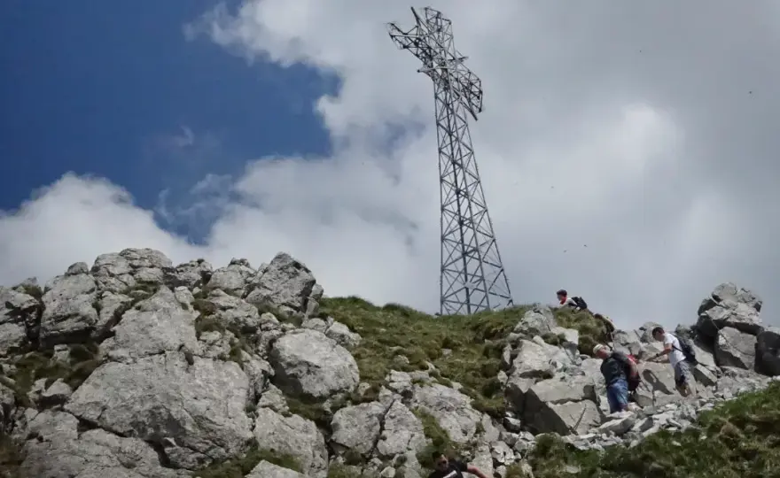 Czemu na Giewoncie jest krzyż? Historia i znaczenie symbolu