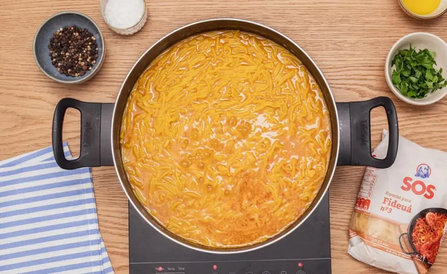 Fideuà con almejas - cómo clavar el fideo y el caldo