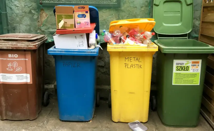 Dowiedz się ile pojemników na śmieci potrzebujesz według nowych przepisów