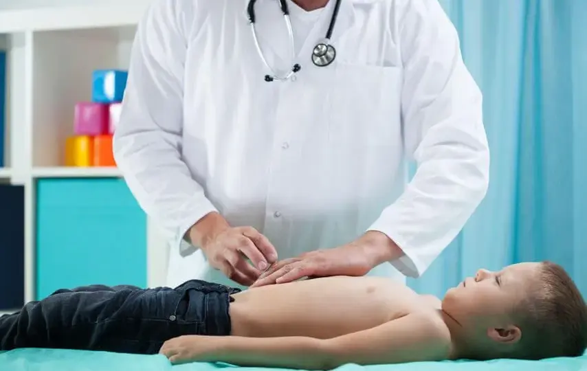 Ból brzucha u dziecka: Co podać? Domowe sposoby i kiedy do lekarza.