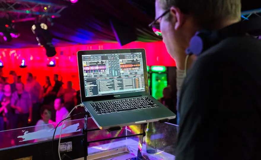 Mikser DJ-ski analogowy czy cyfrowy - co wybrać?