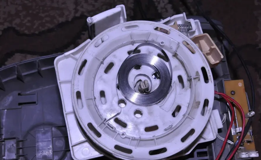 Jak nawinąć sprężynę w zwijaczu? Naprawa DIY krok po kroku