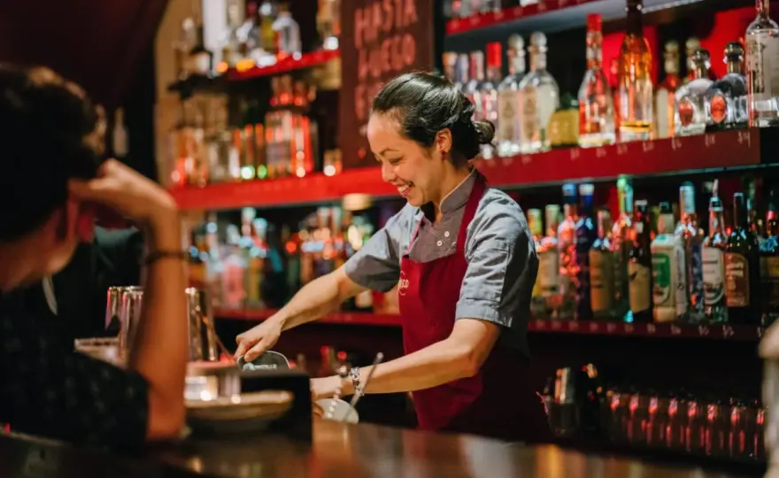 Ile zarabia barman w Gdańsku? Stawki, napiwki i czynniki