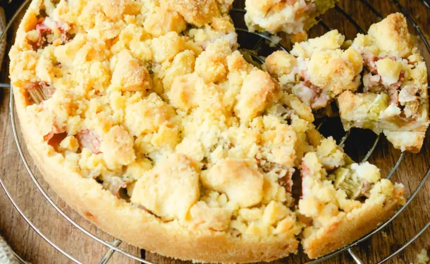Rhabarberkuchen mit Streuseln - Saftig backen ohne Durchweichen