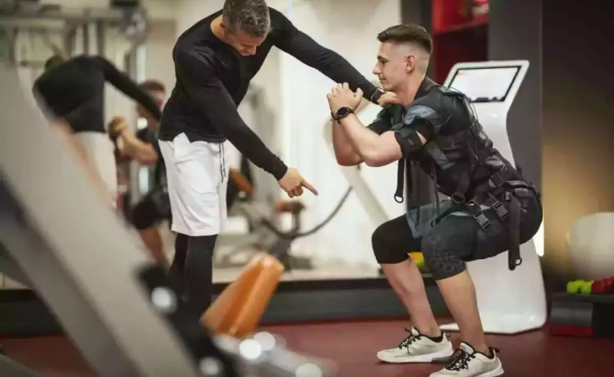 Trening EMS: Czy warto? Ekspert analizuje koszty i efekty