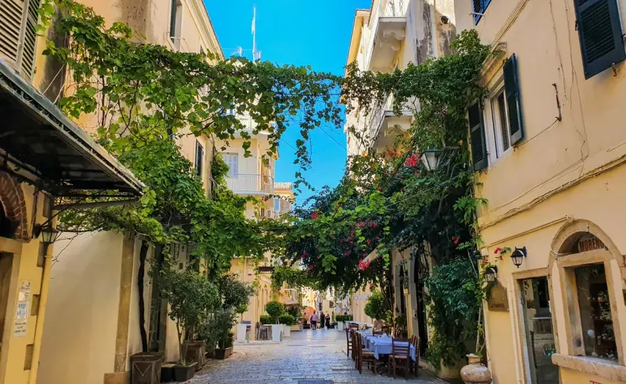 Kerkyra kamperem - jak zwiedzić stolicę Korfu bez stresu
