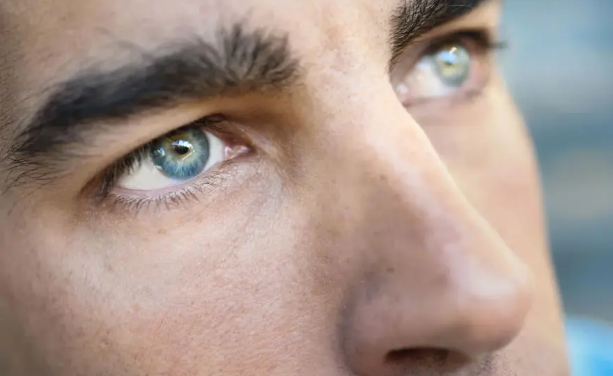 Cejas masculinas bien definidas sin perder naturalidad