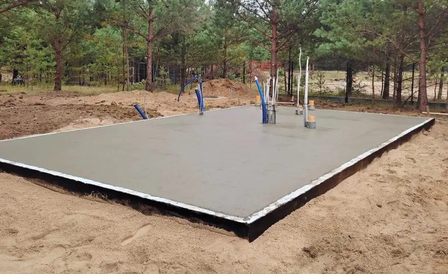 Ile schnie płyta fundamentowa? Czas wiązania i kluczowe terminy