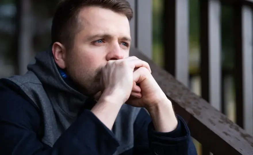 Jak wyglądają etapy rozstania u faceta? Fazy po rozstaniu mężczyzny.