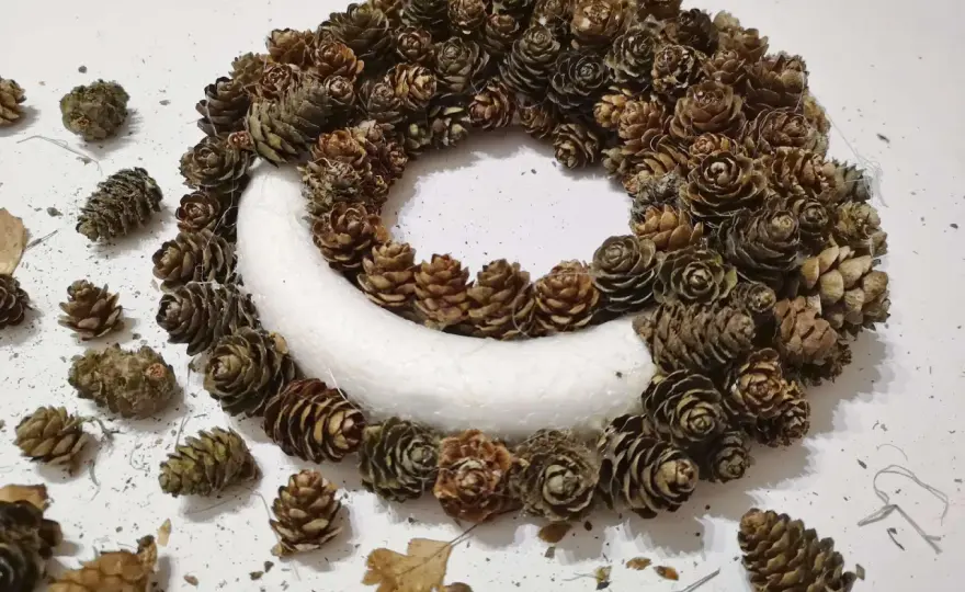 Dekoracje ślubne z szyszek - Jak stworzyć naturalny klimat?