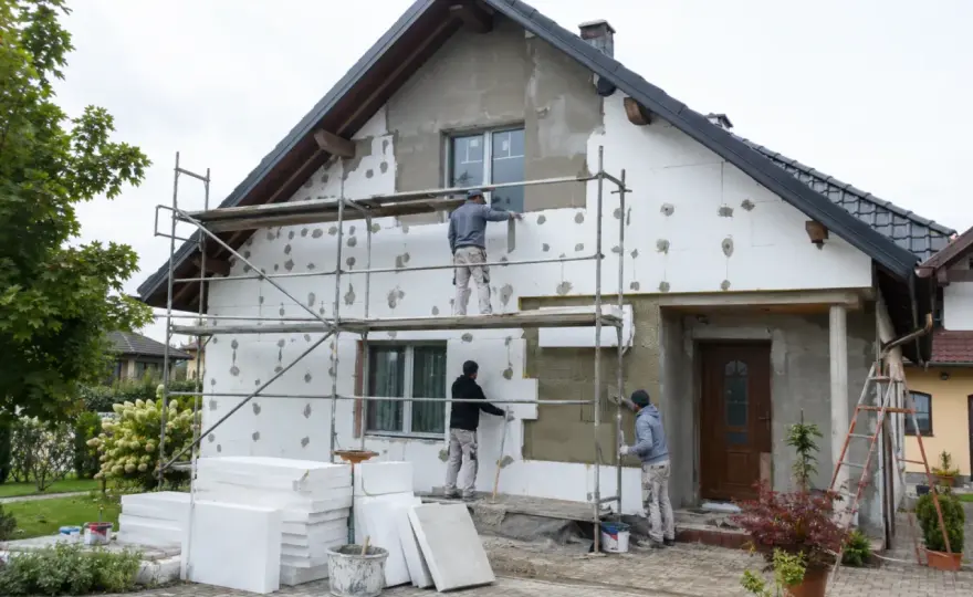 Ocieplenie elewacji - Robocizna za metr? Sprawdź, na czym oszczędzić!