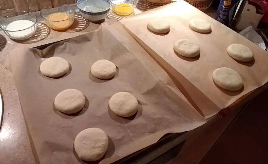 Ile piec bułki do hamburgerów, aby były idealnie rumiane?