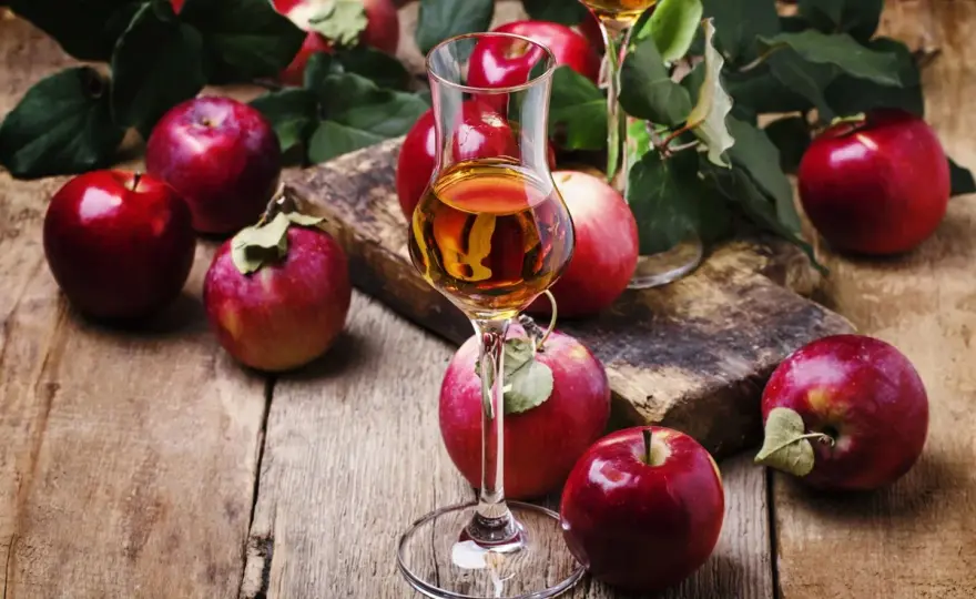 Calvados - co to jest? Przewodnik po jabłkowej brandy