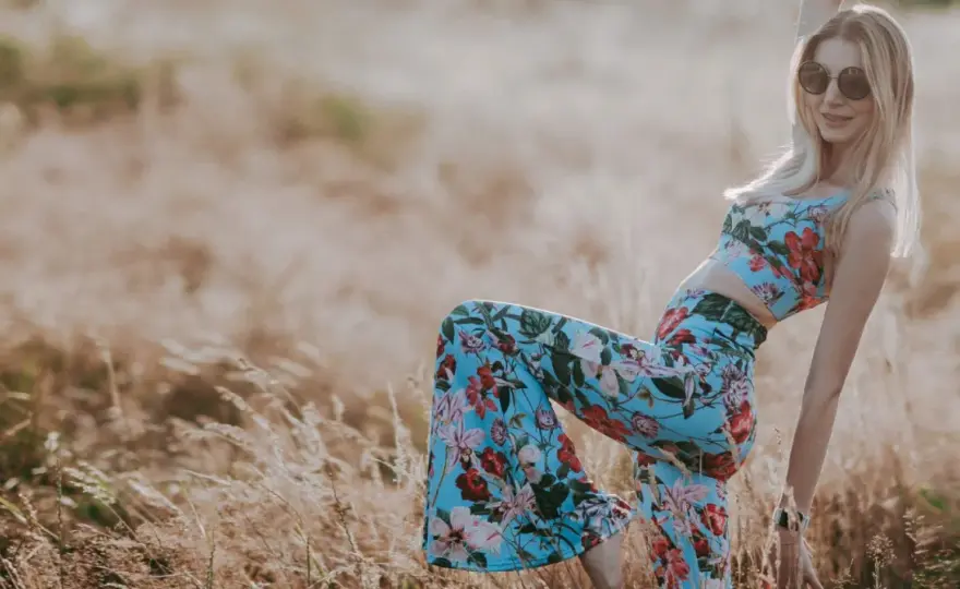 Moda lat 70. - Jak nosić dzwony i styl boho bez efektu przebrania?