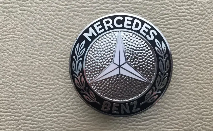 Mercedes nowe logo: Płaska gwiazda 2D i co z autami?