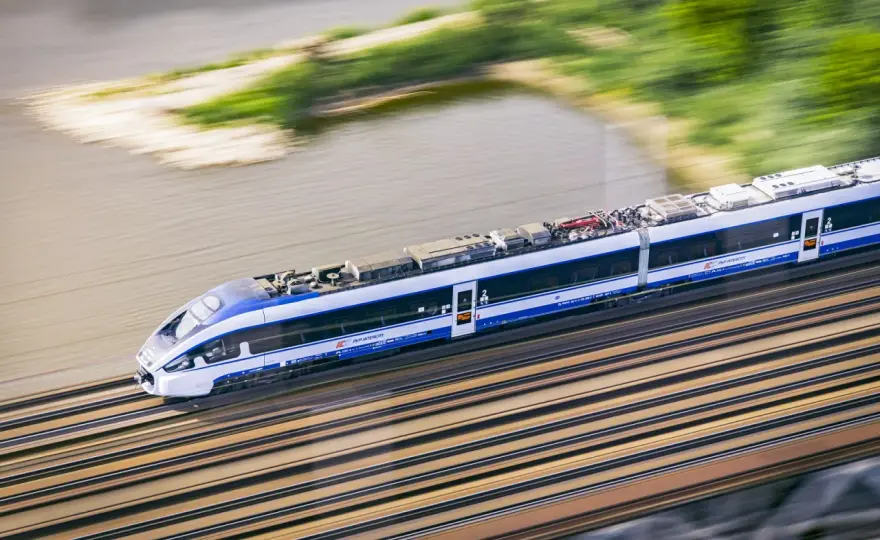 Ile procent stracisz przy zwrocie biletu PKP Intercity? Sprawdź teraz!