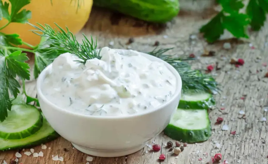 Sos jogurtowy - przepis na gęsty dip do grilla i warzyw