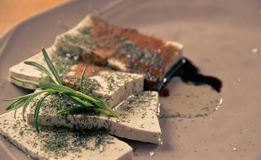 Tofu como queso vegano - Guía definitiva para untar y gratinar