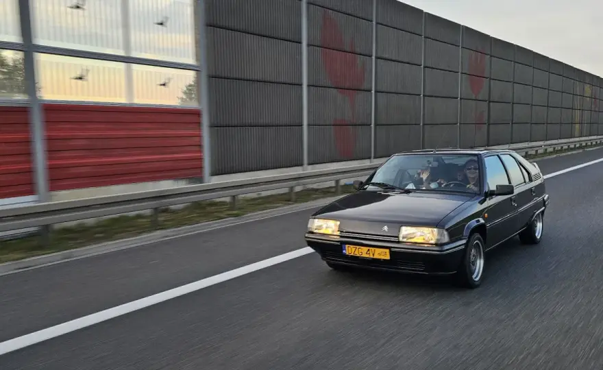 Żółte tablice do klasyka - kiedy auto może je dostać?