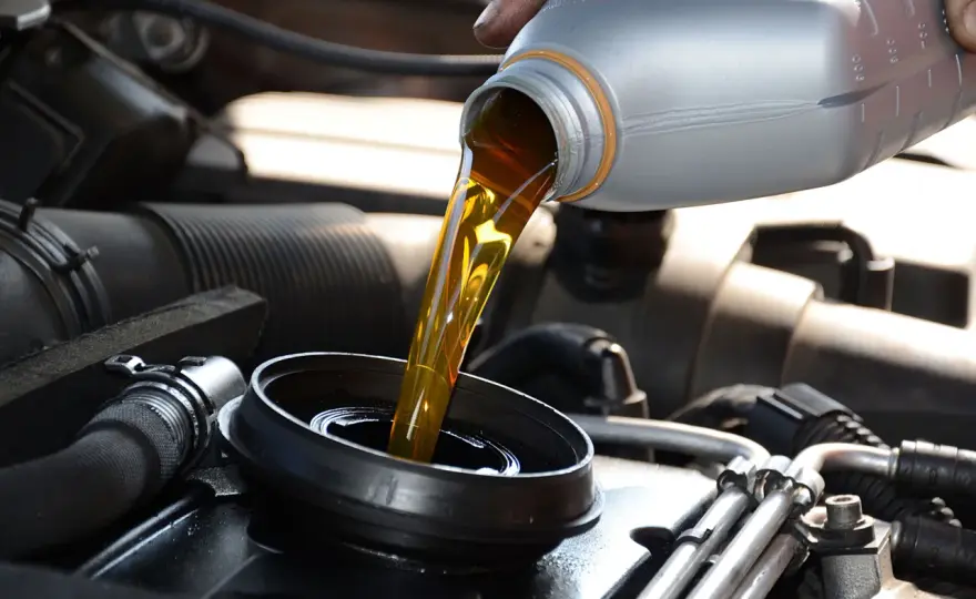 ¿Mezclar aceites de coche? Guía para evitar averías