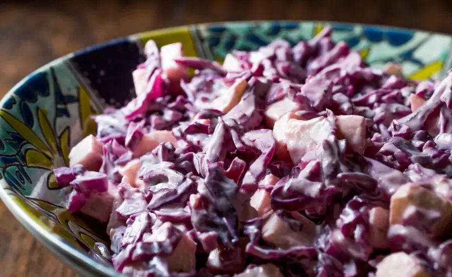 Surówka z czerwonej kapusty jak w kebabie – prosty przepis na smakowity dodatek