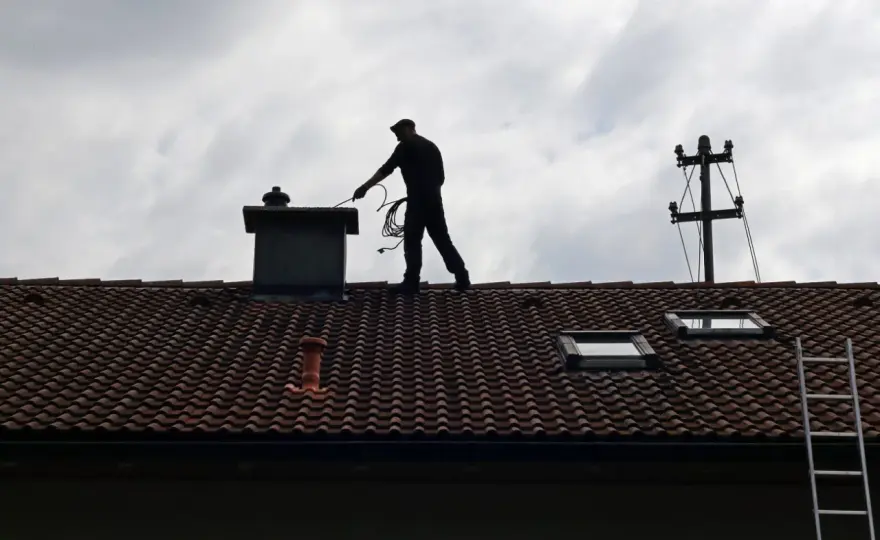 Skuteczne metody na wypalenie sadzy w kominie i bezpieczeństwo