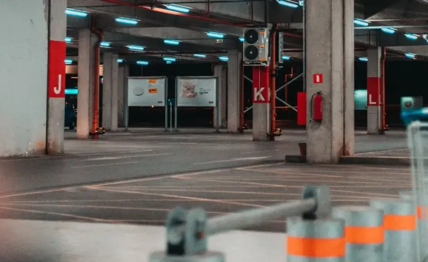 Jak łatwo i szybko zapłacić za parking na lotnisku: kompletny poradnik