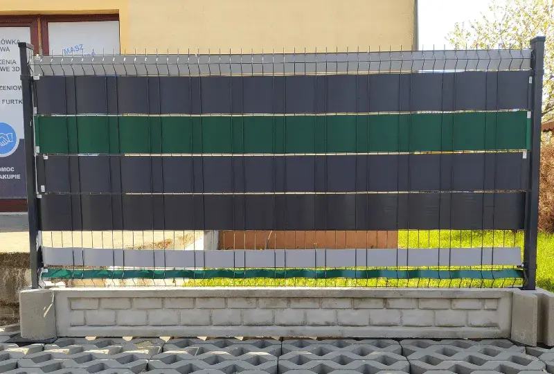 Czym osłonić ogrodzenie? Praktyczne sposoby na prywatność i estetykę