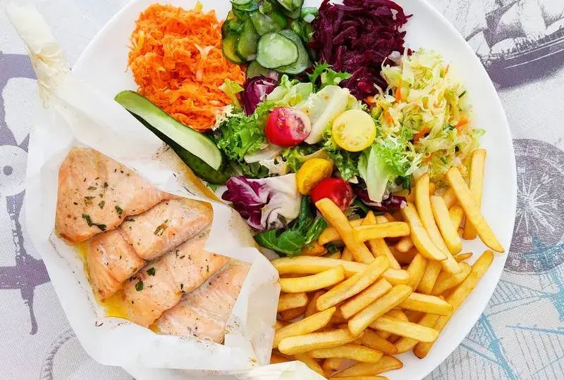 Gdzie zjeść w Krynicy Morskiej? Odkryj najlepsze restauracje i smaki