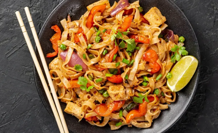 Jak zrobić pad thai w domu – prosty przepis, który zachwyci smakami