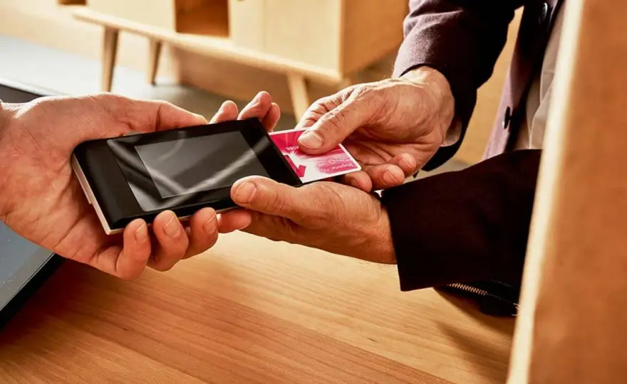 Jak doładować telefon na kartę? Wybierz najlepszą metodę!