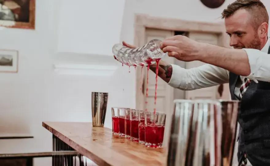 Ile kosztuje drink bar na weselu? Zaskakujące ceny i opcje do wyboru