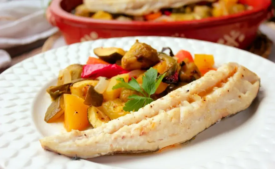 Merluza al horno con verduras, jugosa y en su punto