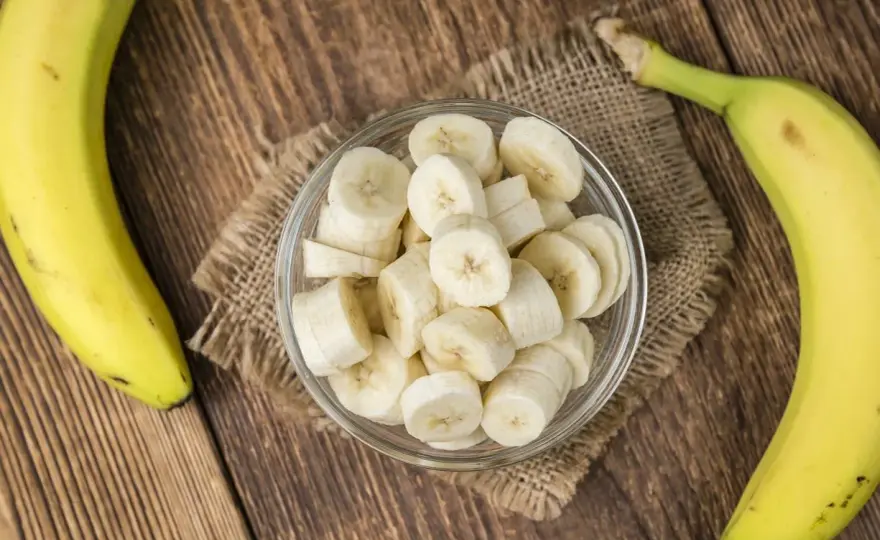Banan przed czy po treningu? Odkryj, co przynosi lepsze efekty