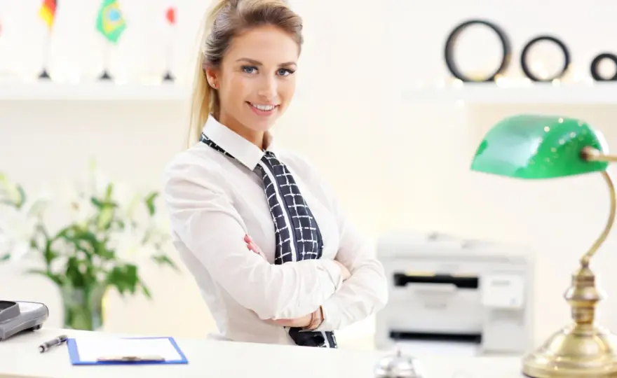 Co robi recepcjonistka w hotelu? Odkryj jej kluczowe obowiązki