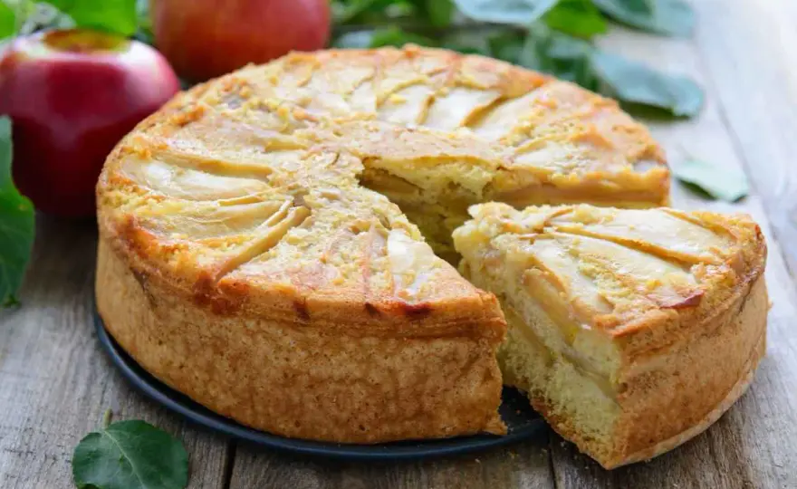Torta di mele vegana soffice, senza uova e burro