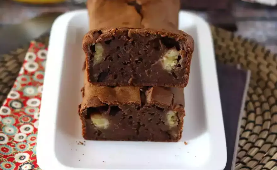 Bizcocho de plátano y chocolate, tierno y jugoso