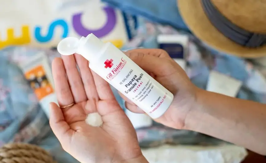 Jaki peeling do cery dojrzałej - wybierz skuteczne i bezpieczne opcje