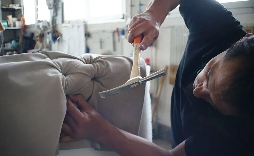 Uszyj pokrowiec na fotel: odśwież mebel krok po kroku!