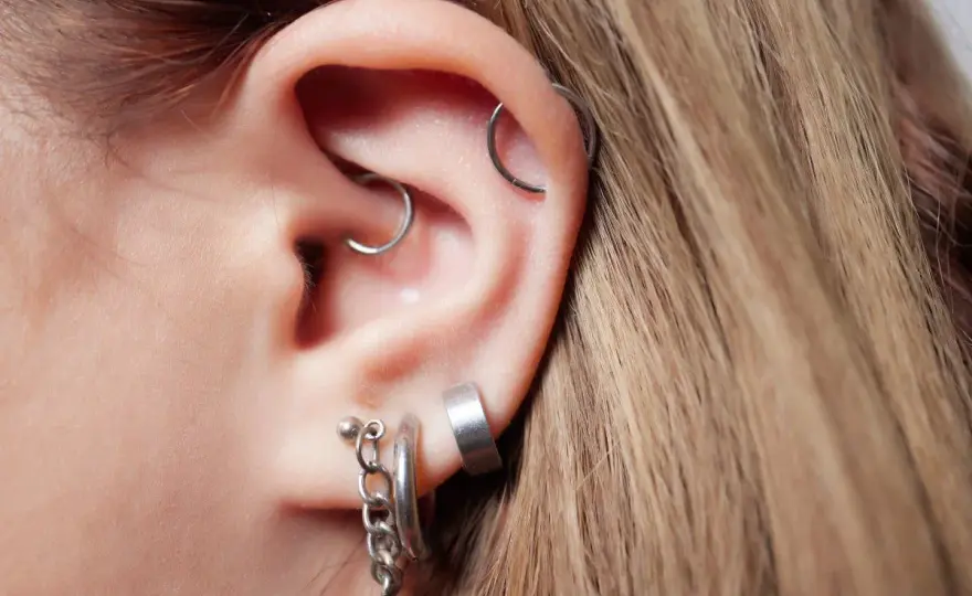 Daith piercing - Gojenie, ból, cena i fakty o migrenach