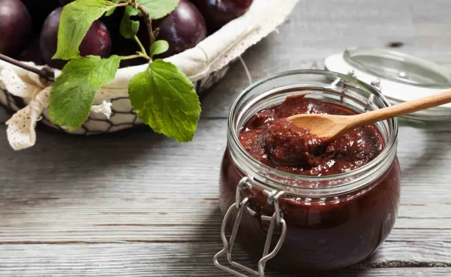 Powidła śliwkowe w deserach - jak używać ich w kremach i tortach