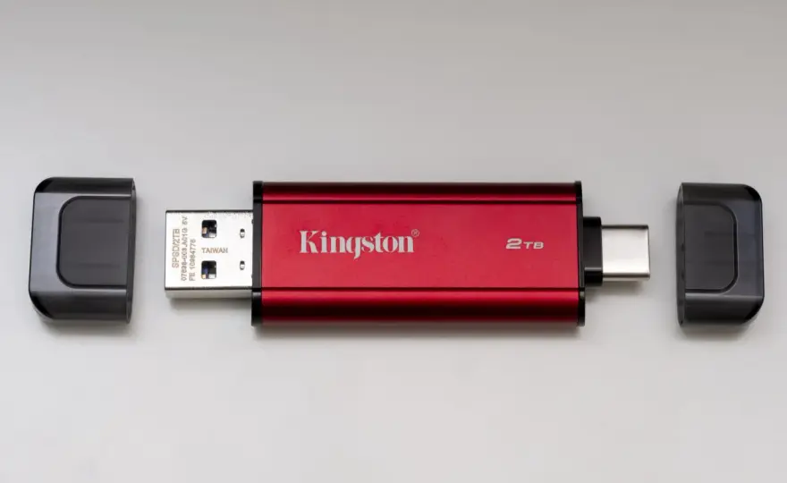 Pendrive czy dysk SSD? Wybierz idealny nośnik dla Twoich danych