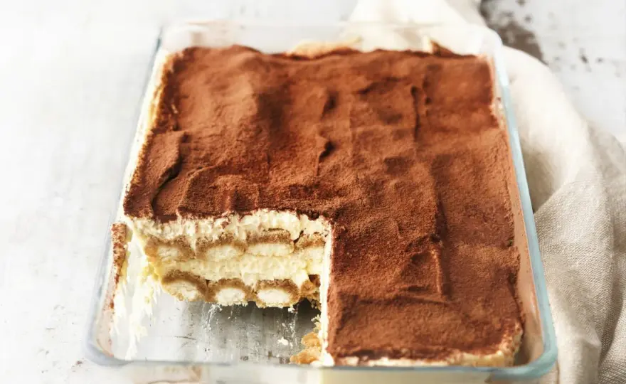 Jaki alkohol do tiramisu - Co wybrać i ile dodać, by nie zepsuć smaku?