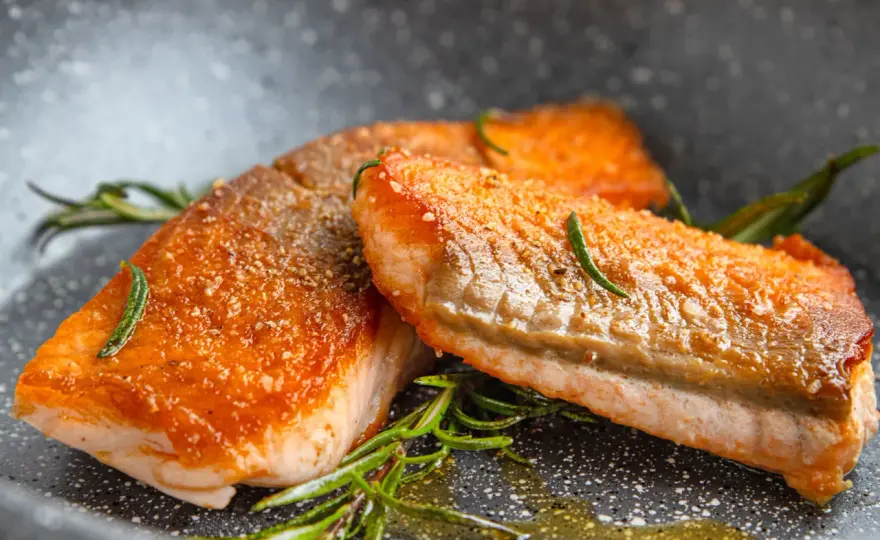 Lachs braten - So wird das Filet perfekt saftig und knusprig
