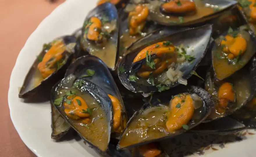 Mejillones a la marinera con salsa sabrosa y cocción breve