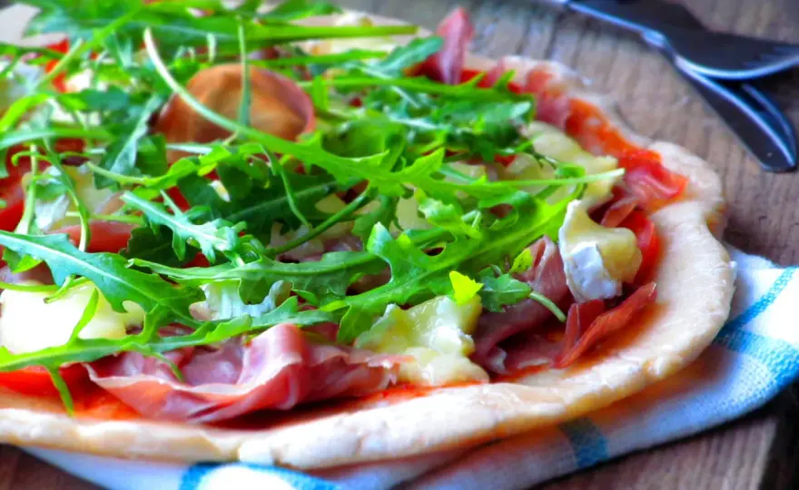 Pizza parma - Jak zrobić idealną pizzę z szynką i rukolą?