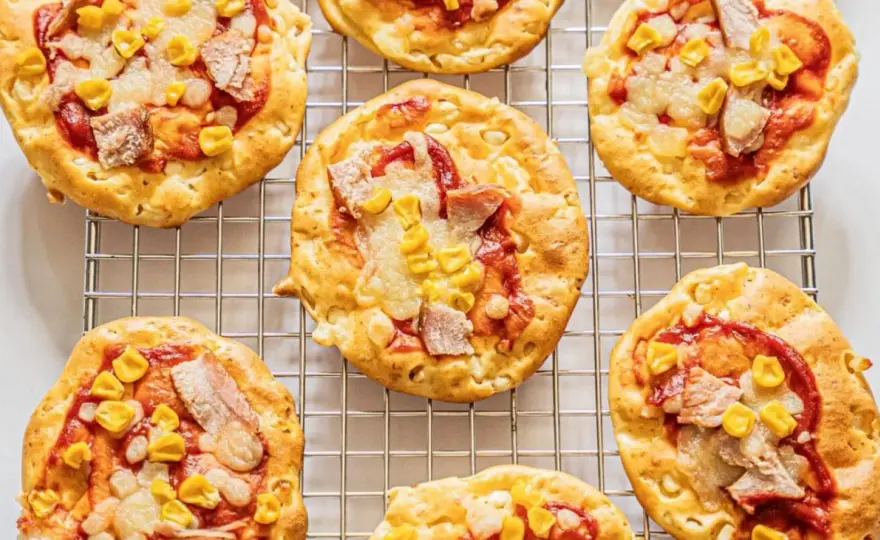 Pizza z serka wiejskiego - przepis na szybki i sycący spód
