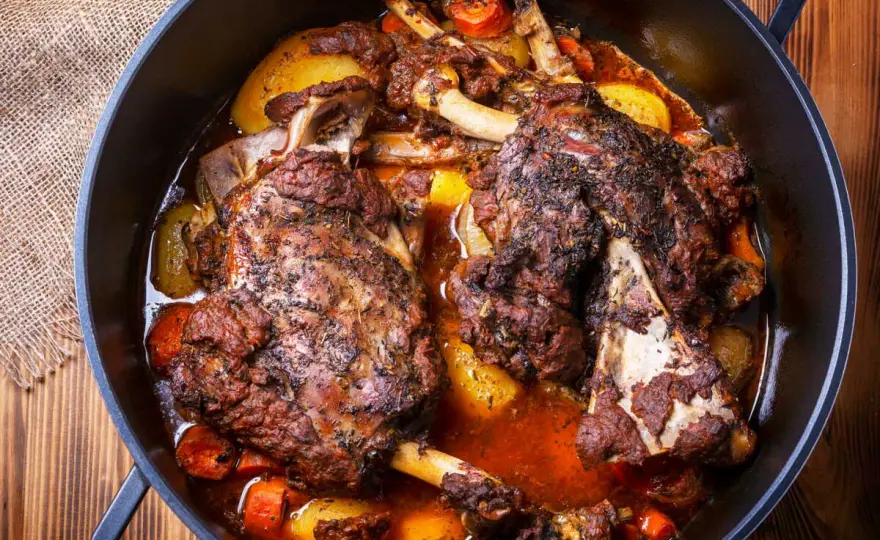 Épaule d’agneau en cocotte, la méthode pour la rendre fondante