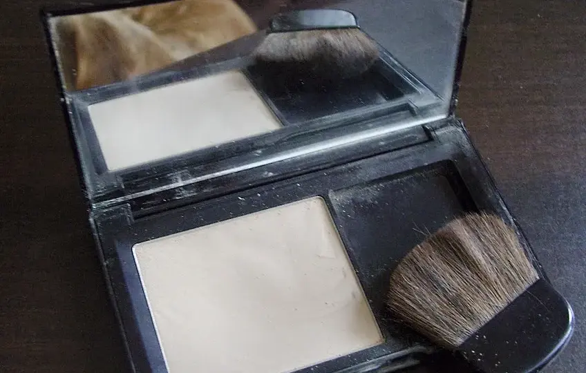 Puder Yves Rocher Zero Niedoskonałości: Matuje, ale czy dla każdego?