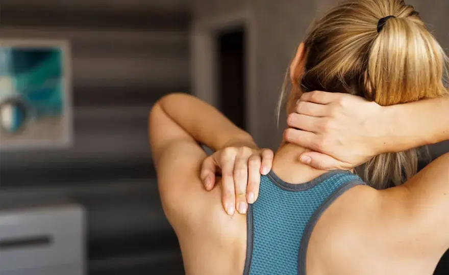 Douleur cervicale vers l’épaule - que faire ?